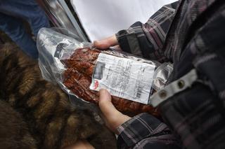 Przeterminowane parówki i wędlina za grosze. Tak wygląda bieda w Warszawie