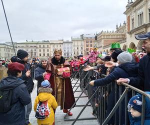 Kolorowy i rozśpiewany orszak Trzech Króli 2023 przeszedł ulicami Krakowa 