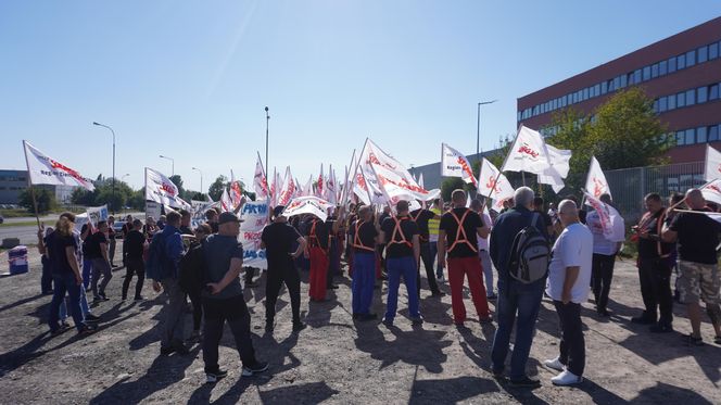 Pikieta pracowników Beko. Pracę straci 1100 osób. „Czujemy się oszukani i sfrustrowani”