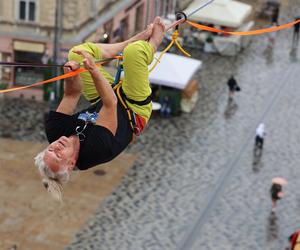   Urban Highline Festival 2023 w Lublinie. Slacklinerzy robią cuda na linach!