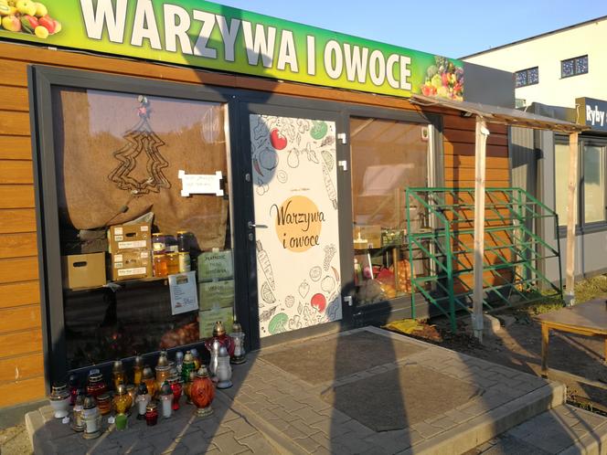 Napad w Ząbkach. Przed warzywniakiem, gdzie zginął sklepikarz gromadzą się mieszkańcy