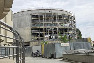 Szklana fasada Opery Nova nabiera kształtów. Rozbudowa wkracza w decydującą fazę!