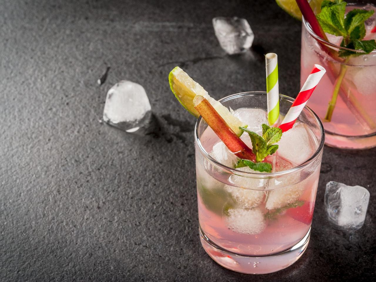 Mojito z rabarbarem - wypróbuj wiosenną wersję popularnego koktajlu!