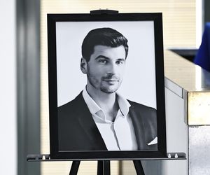 Skromna urna i białe kwiaty. Tak wyglądał pogrzeb Macieja Mindaka 