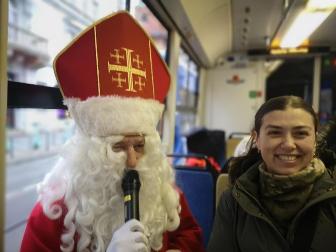 Mikołajkowy tramwaj przejechał przez Kraków