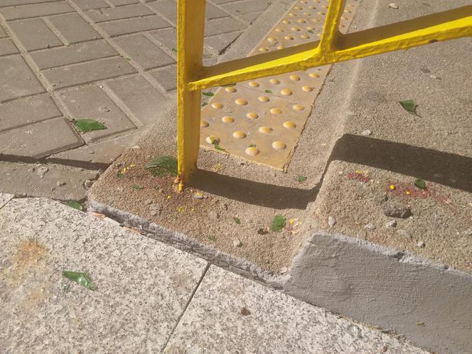 Rzeszów: Dworzec Lokalny za 20 milionów a obok szkło po alkoholu spadające na głowę 