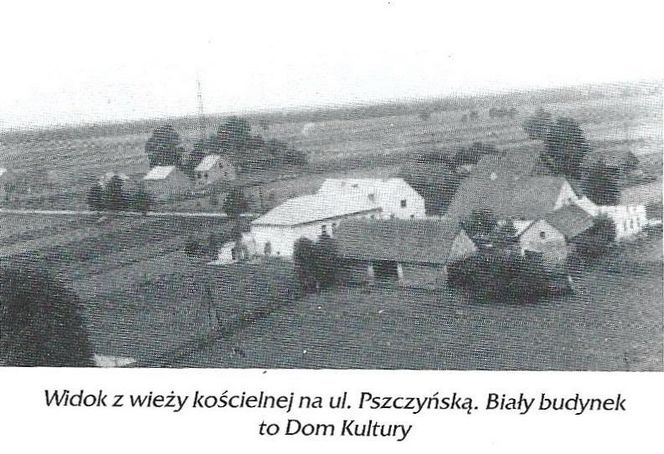 Widok z wieży kościelnej na ul. Pszczyńską. Biały budynek to Dom Kultury