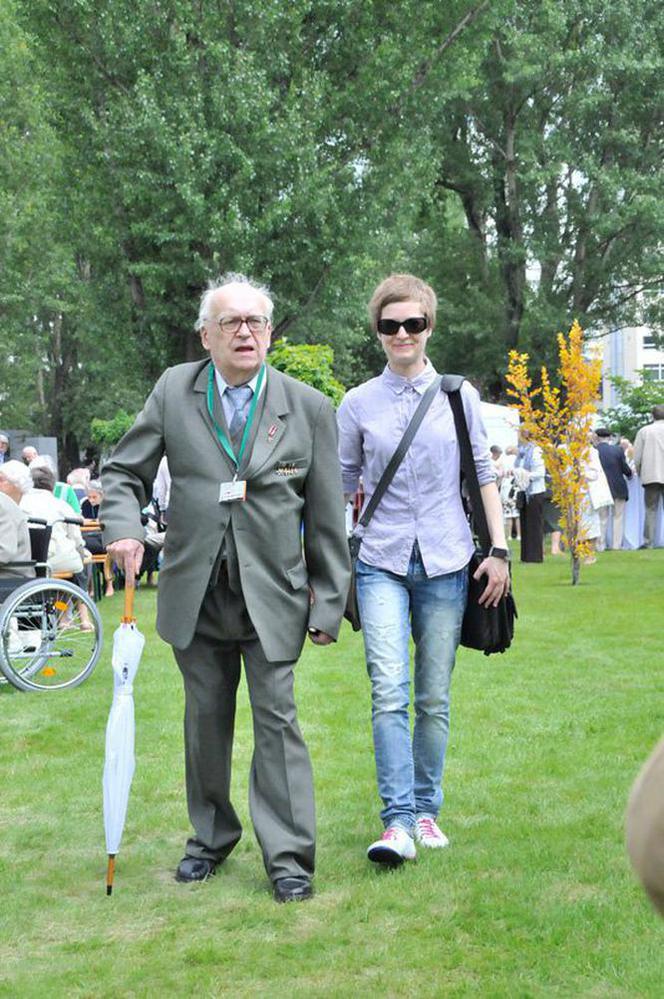 Dziadek i wnuczka w Parku Wolnosci podczas corocznego spotkania powstańców warszawskich z prezydentem Warszawy i prezydentem RP