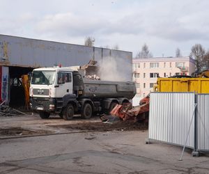 Po kilku latach rozpoczęła się rozbiórka opuszczonego marketu. Ma powstać tu blok mieszkalny