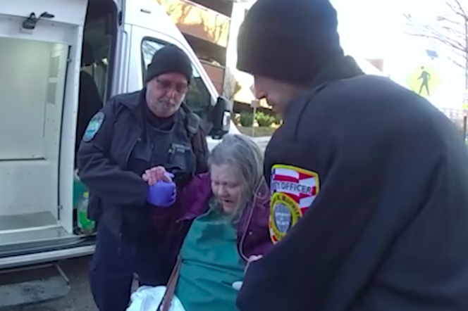 60-latka błagała o pomoc: Nie mogę oddychać. Policjanci ją wyśmiali, a to był udar