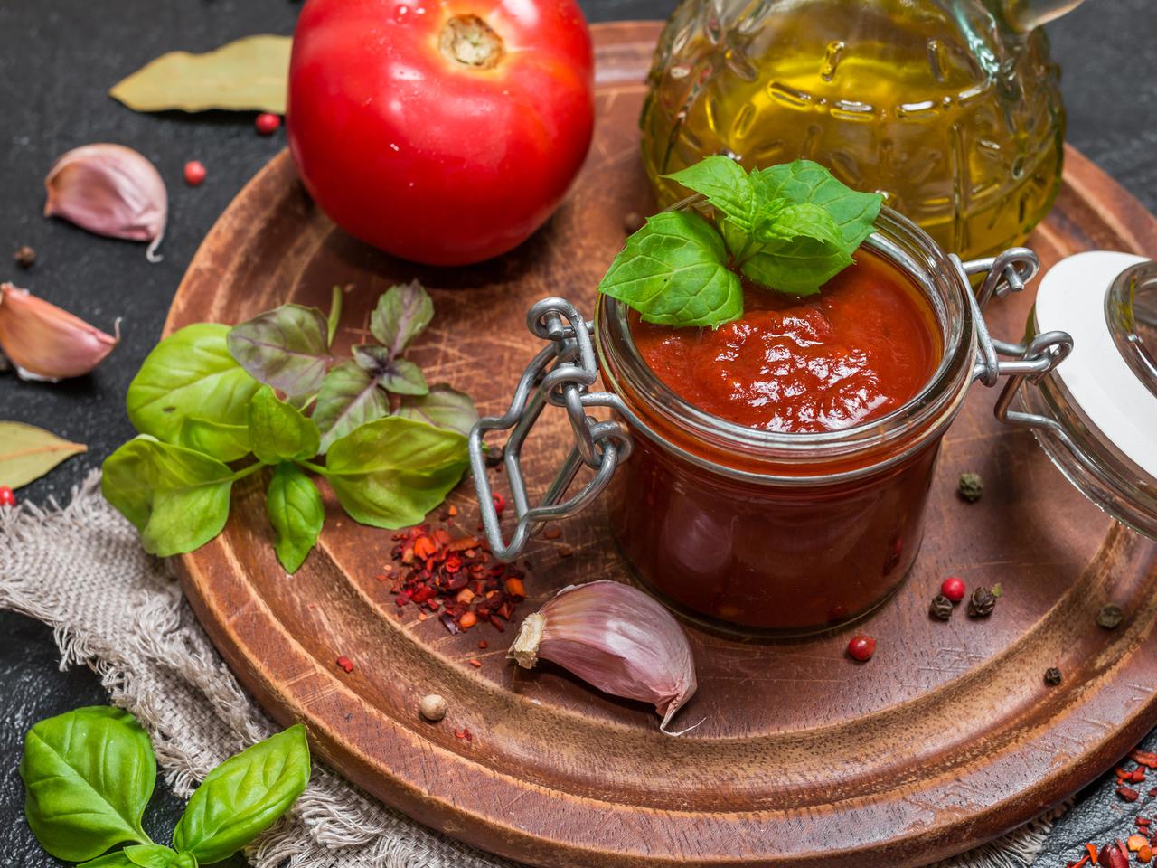 Sos pomidorowy do słoików - z pieczarkami i papryką