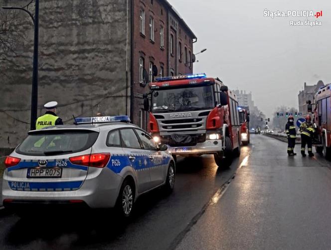 Potężny pożar w Rudzie Śląskiej. Policjanci wytargali z płomieni starszego mężczyznę!