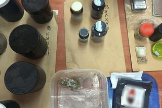 Sprzedawali narkotyki nieletnim. W mieszkaniu mieli 3 kg narkotyków, broń i gotówkę