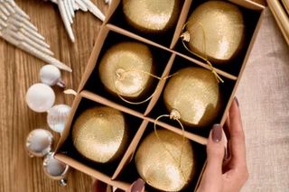 Złote bombki szklane, złote ozdoby choinkowe. 