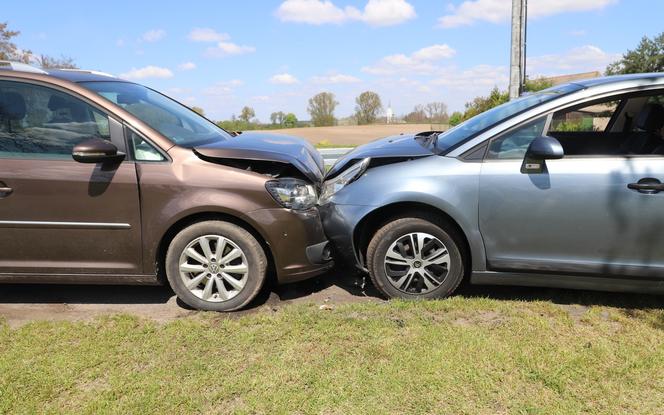 Czołowe zderzenie w gminie Piotrków Kujawski. Pijany sprawca uciekał przed policją