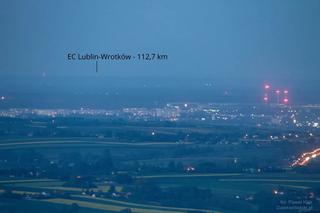 Komin elektrociepłowni na lubelskim Wrotkowie widziany z Gór Świętokrzyskich