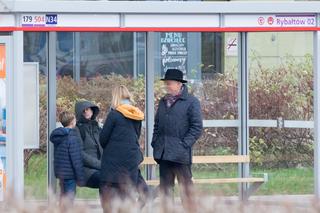 Rafał Trzaskowski jedzie z rodziną metrem na zaprzysiężenie