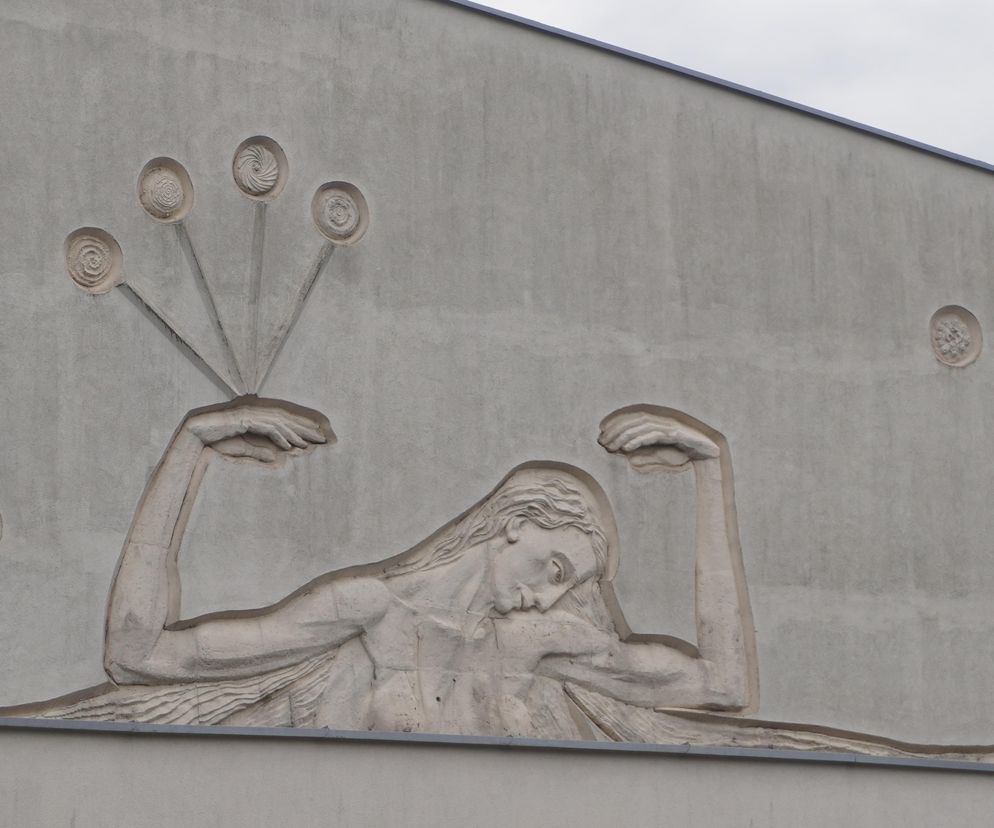 Płaskorzeźba „Polifonia” Jerzego Grygorczuka na budynku dawnej Filharmonii Podlaskiej w Białymstoku, przedstawiająca nagą kobietę z uniesionymi rękami, podtrzymującą stylizowane formy, to przykład modernizmu, o którym więcej przeczytasz na Architektura Murator Plus.