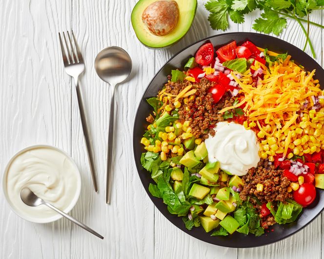 Przepyszna sałatka taco: idealna na imprezy i dla tych, co na diecie KETO