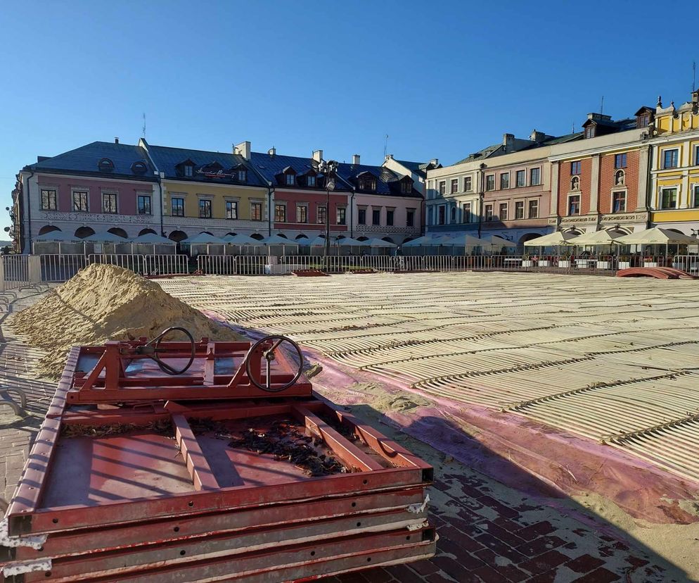 Przed ratuszem w Zamościu trwają dalsze prace przy budowie lodowiska