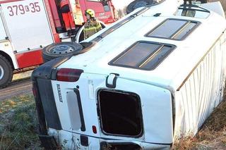 Szynwałd. Bus wiozący dzieci wypadł z drogi. Cztery osoby w szpitalu