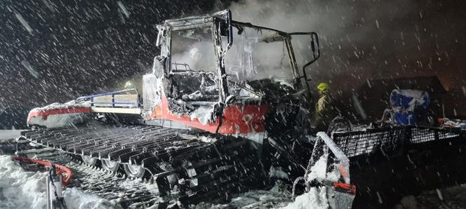 Nocny pożar na stoku narciarskim w Szczawnicy. Ratrak płonął jak pochodnia