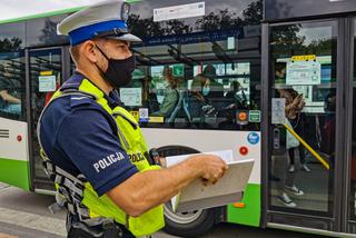 Białystok. Policjanci sprawdzają, czy pasażerowie BKM noszą maseczki. Za jej brak jest 500 zł mandatu [ZDJĘCIA]