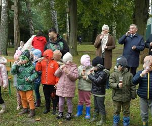 Dzieci z kieliszkami i symboliczny toast. Skandal podczas otwarcia placu zabaw