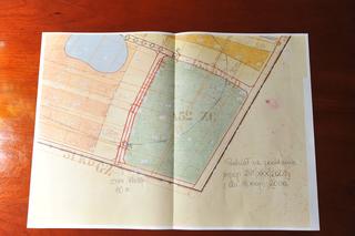 Ma być droga, a są groby. Ksiądz nie dopilnował, grabarz nie wiedział. Pochowali zmarłych na przyszłej jezdni