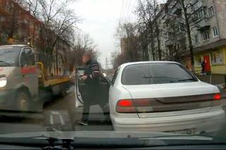 Rosja to nie tylko wypadki. Tak kierowca pomógł staruszce na ulicy - WIDEO