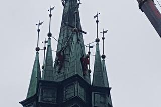 Akcja strażaków z rzeszowskiej Specjalistycznej Grupy Ratownictwa Wysokościowego na 62-metrowej wieży kościoła Salezjanów w Przemyślu