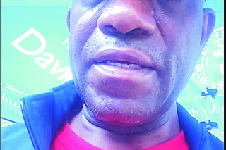 Koczuje w namiocie by poruszyć policję 