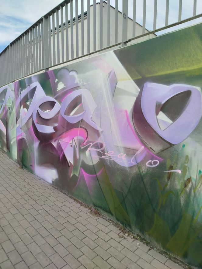 Kolorowe grafiki w siedleckim tunelu pod torami