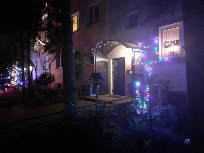 Świąteczna iluminacja bloku przy Niesiołowskiego 24 w Toruniu to już tradycja