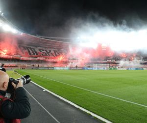Oprawa i racowisko polskich kibiców na meczu w Kownie: Litwa - Polska
