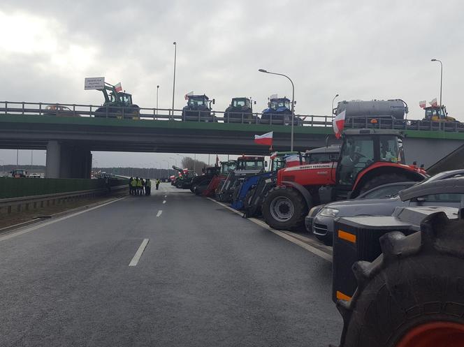 ​Na S5 koło Leszna zaczęła się druga doba rolniczego protestu