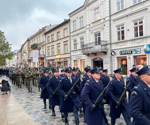 11 listopada. Narodowe Święto Niepodległości w Lublinie. Sprzedawca flag: Z poczucia patriotyzmu nie podwyższałem cen