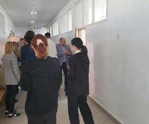 Matura 2023. Uczniowie z IV LO w Olsztynie przed rozpoczęciem egzaminu z języka polskiego