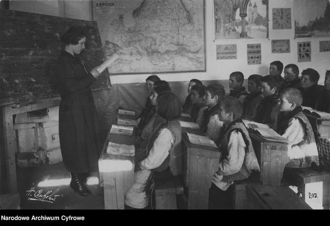Uczniowie podczas lekcji (1927 r.)