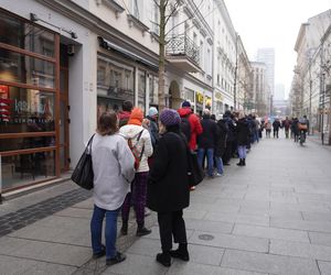 Tłusty Czwartek 2025 w Warszawie. Kolejka do cukierni Pawłowicz na Chmielnej