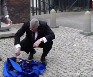 Grzegorz Braun w Katowicach podpalił flagę Unii Europejskiej