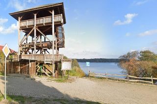   Ta wieś leży nad najdłuższym jeziorem w Polsce. Jest znana z powieści Pan Samochodzik