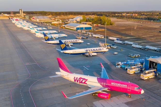 Samoloty nie latają, ale lotnisko Katowice Airport cały czas pracuje. Sznur uziemionych maszyn na płycie lotniska robi wrażenie. Zobaczcie [ZDJĘCIA]