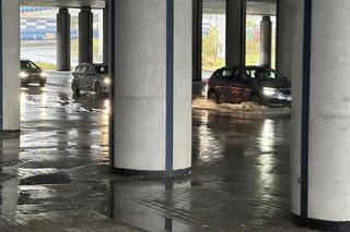 Pogodowy armagedon w Warszawie. Ulice jak rzeki, auta grzęzną w błocie