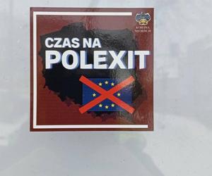 „Czas na PolExit”. W Olsztynie pojawiły się kontrowersyjne naklejki [ZDJĘCIA]