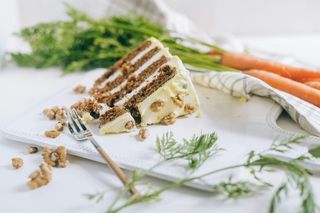 Szybkie ciasto marchewkowe z mascarpone. Deser tak pyszny, że z talerza znika wszystko - nawet okruszki!