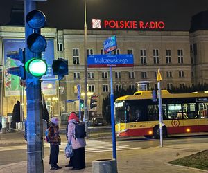 Kobieta walczy o życie po wypadku na al. Niepodległości w Warszawie. Pijany kierowca potrącił ją na zielonym świetle