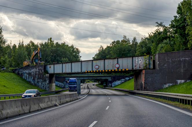 DK88: trwa rozbiórka wiaduktu kolejowego. Utrudnienia na trasie Bytom - Zabrze - Gliwice