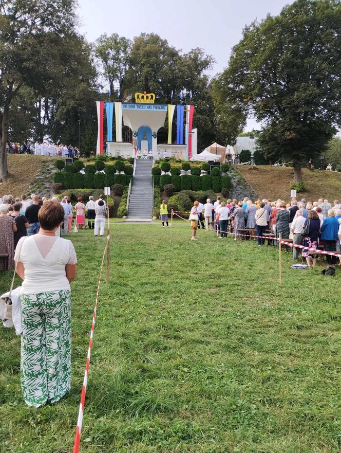 Rocznica koronacji Matki Bożej Kębelskiej w Wąwolnicy. Pojawiło się tysiące wiernych. Zobacz