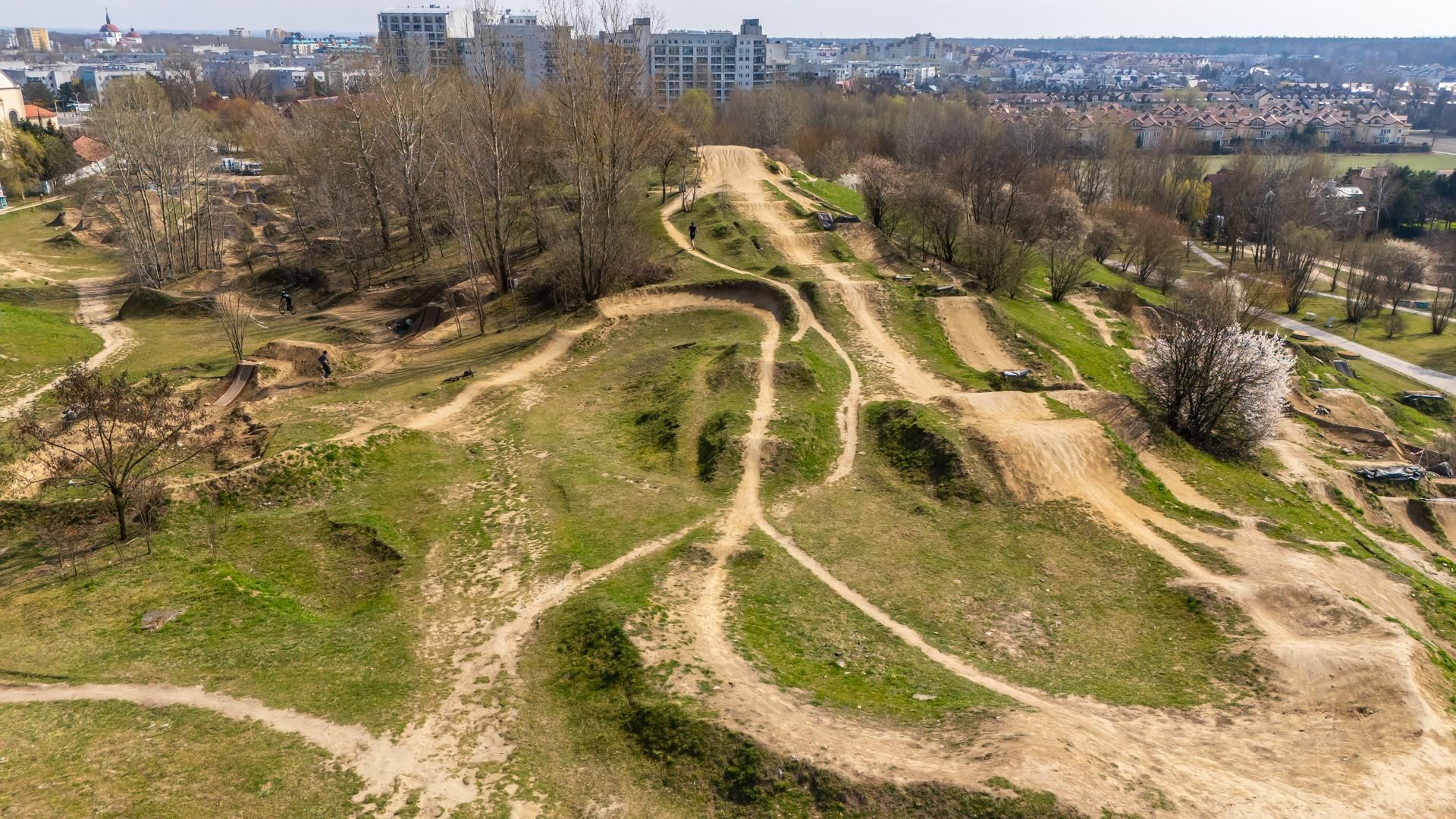 Tor kolarski do dirt jumpingu i kolarstwa górskiego, park im. Cichociemnych Spadochroniarzy AK